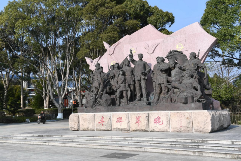 古田会议纪念馆前的“丰碑军魂”雕塑群( 2021年1月25日摄)。新华社记者林善传摄